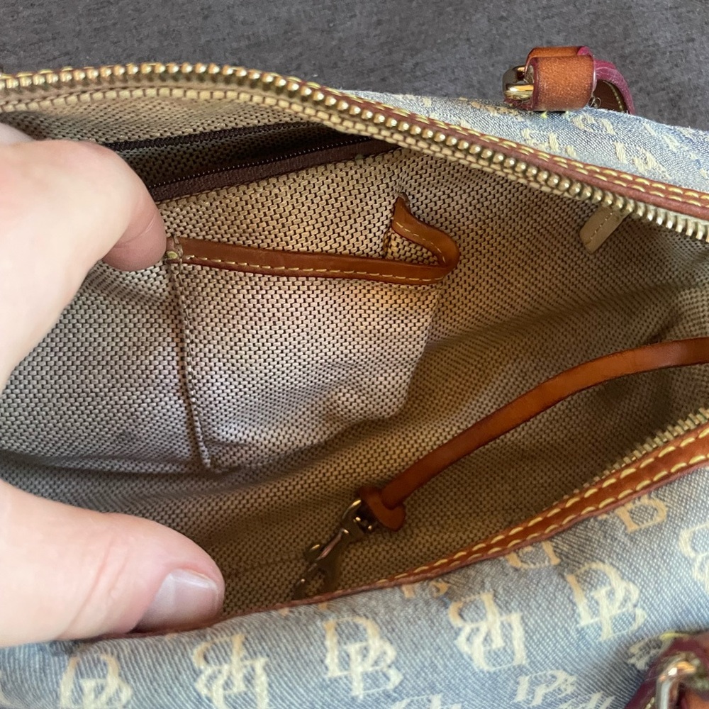 Dooney & Bourke Monogram Cloth Barrel Blue and Tan Shoulder Bag Y2K - Picture 5 of 15